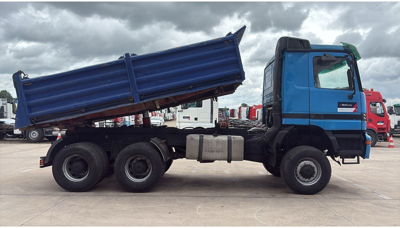 Mercedes-Benz actros 3340 (6X6 / BOITE MANUELLE /MANUAL GEARBOX / 3 PONTS / V6 / MP1) - Sklápěč: obrázek 4 Mercedes-Benz actros 3340 (6X6 / BOITE MANUELLE /MANUAL GEARBOX / 3 PONTS / V6 / MP1) - Sklápěč: obrázek 4