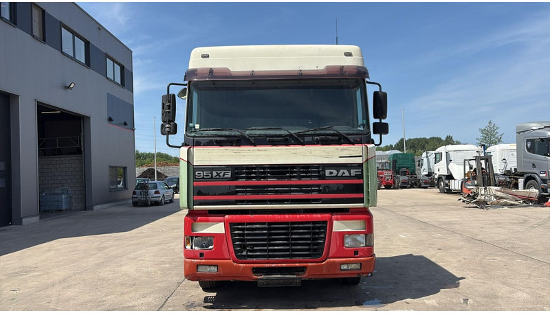 DAF XF 95.430 (EURO 3 / BOITE MANUELLE / MANUAL GEARBOX) - Tahač: obrázek 2 DAF XF 95.430 (EURO 3 / BOITE MANUELLE / MANUAL GEARBOX) - Tahač: obrázek 2