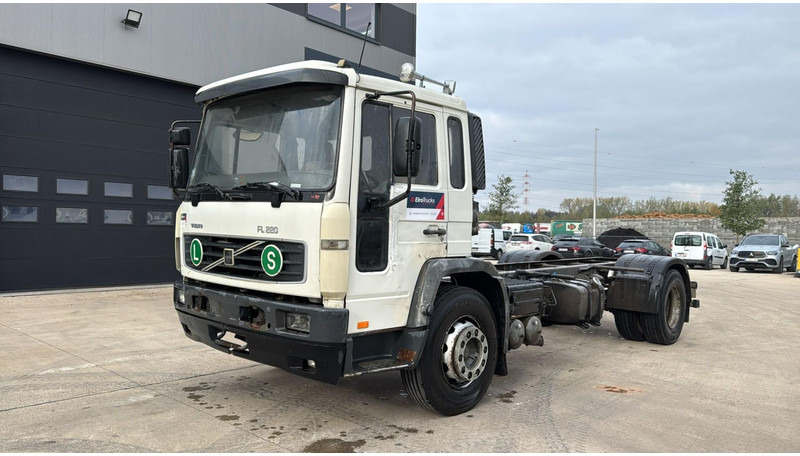 Volvo FL 220 (FULL STEEL SUSP. / 10 BOLTS / 18 TONS / VERY CLEAN CHASSIS !!! / CHASSIS 5.50M LENGHT) - Podvozek s kabinou: obrázek 1 Volvo FL 220 (FULL STEEL SUSP. / 10 BOLTS / 18 TONS / VERY CLEAN CHASSIS !!! / CHASSIS 5.50M LENGHT) - Podvozek s kabinou: obrázek 1