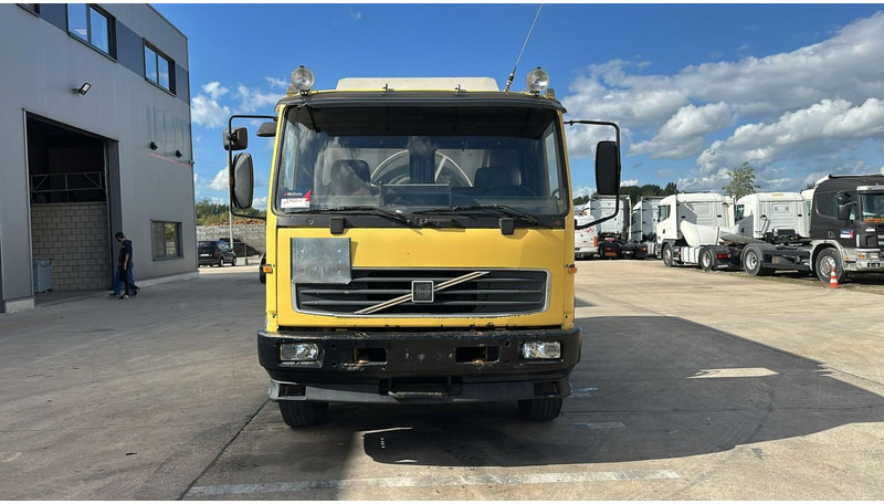 Volvo FL 6-18 (12400 LITERS / 3 COMPARTIMENTS / EURO 2 / STEEL SUSP. / LAMES) - Cisternové vozidlo: obrázek 2 Volvo FL 6-18 (12400 LITERS / 3 COMPARTIMENTS / EURO 2 / STEEL SUSP. / LAMES) - Cisternové vozidlo: obrázek 2