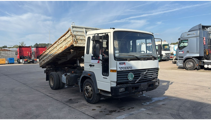 Volvo FL 6 - 8 (MANUAL PUMP / POMPE MANUELLE) - Sklápěč: obrázek 2 Volvo FL 6 - 8 (MANUAL PUMP / POMPE MANUELLE) - Sklápěč: obrázek 2