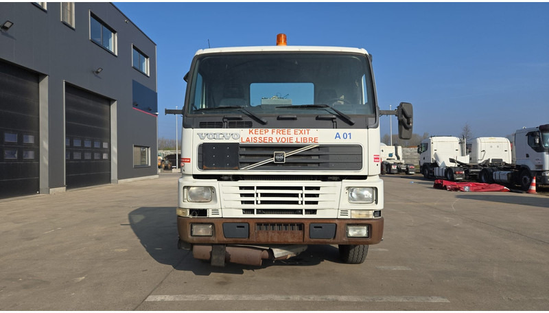 Volvo FM 7 - 290 (60.000 KM ORIGINAL !!! / POMPE MANUELLE / LAMES / GRAND PONT / EX AEROPORT) - Podvozek s kabinou: obrázek 2 Volvo FM 7 - 290 (60.000 KM ORIGINAL !!! / POMPE MANUELLE / LAMES / GRAND PONT / EX AEROPORT) - Podvozek s kabinou: obrázek 2