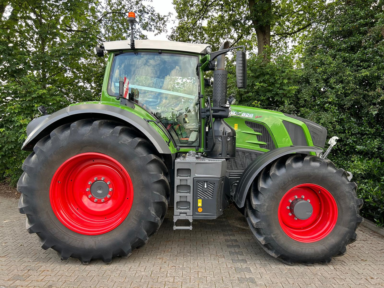FENDT 828 Vario S4 ProfiPlus - Traktor: obrázek 2 FENDT 828 Vario S4 ProfiPlus - Traktor: obrázek 2