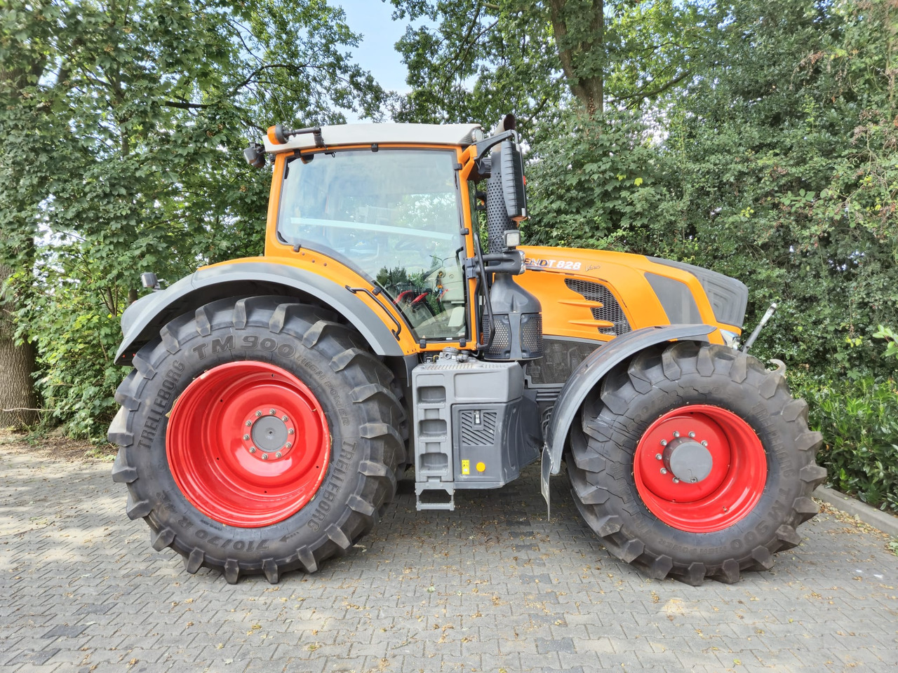 FENDT 828 Vario S4 ProfiPlus - Traktor: obrázek 2 FENDT 828 Vario S4 ProfiPlus - Traktor: obrázek 2