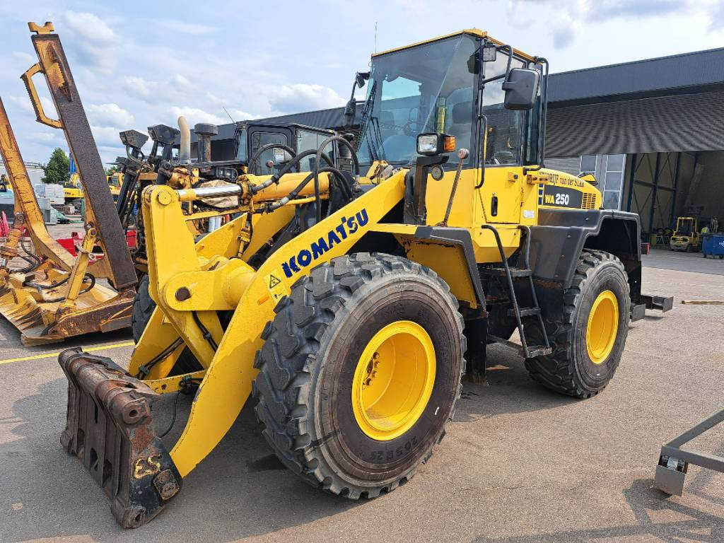 Komatsu WA 250-5H - Kolový nakladač: obrázek 1 Komatsu WA 250-5H - Kolový nakladač: obrázek 1