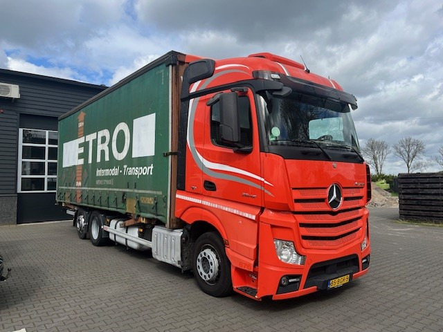 Mercedes Benz Actros 2642 6x2 Mega BDF met zeilbak - Plachtový nákladní auto: obrázek 2 Mercedes Benz Actros 2642 6x2 Mega BDF met zeilbak - Plachtový nákladní auto: obrázek 2