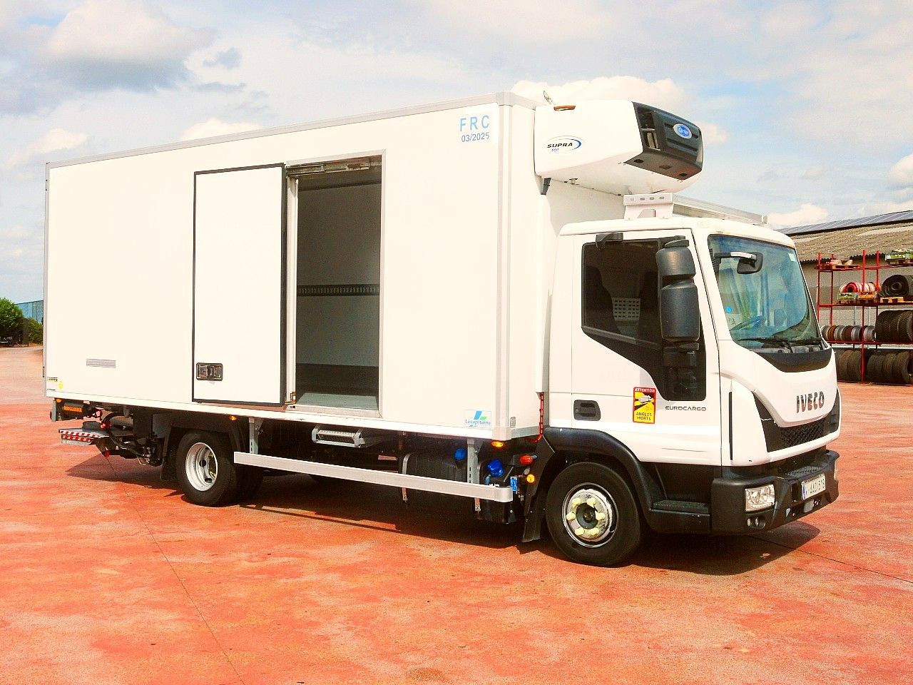 Iveco 100E19 KUHLKOFFER CARRIER SUPRA 550 luft fed A/C - Chladírenský nákladní automobil: obrázek 3 Iveco 100E19 KUHLKOFFER CARRIER SUPRA 550 luft fed A/C - Chladírenský nákladní automobil: obrázek 3