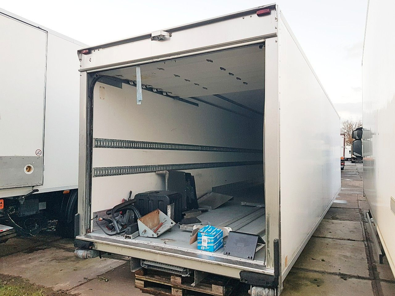 Iveco 190E28 NUR KUHLKOFFER + CARRIER SURPA 950 Iveco 190E28 NUR KUHLKOFFER + CARRIER SURPA 950 - Chladírenský nákladní automobil: obrázek 5 Iveco 190E28 NUR KUHLKOFFER + CARRIER SURPA 950 Iveco 190E28 NUR KUHLKOFFER + CARRIER SURPA 950 - Chladírenský nákladní automobil: obrázek 5