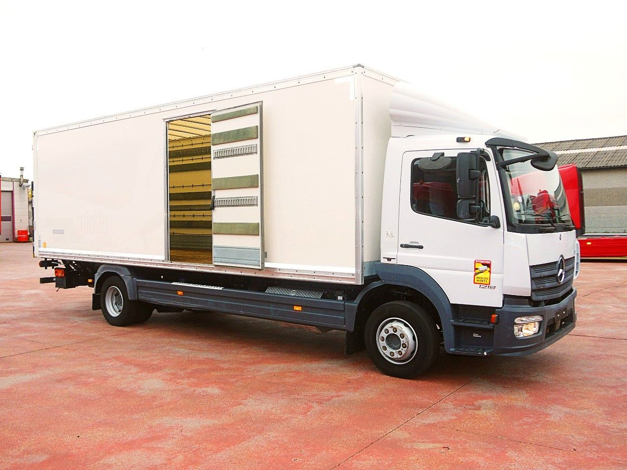 Mercedes-Benz 1218 ATEGO MEUBEL KOFFER A/C 124 Tkm - Dodávka skřín: obrázek 3 Mercedes-Benz 1218 ATEGO MEUBEL KOFFER A/C 124 Tkm - Dodávka skřín: obrázek 3