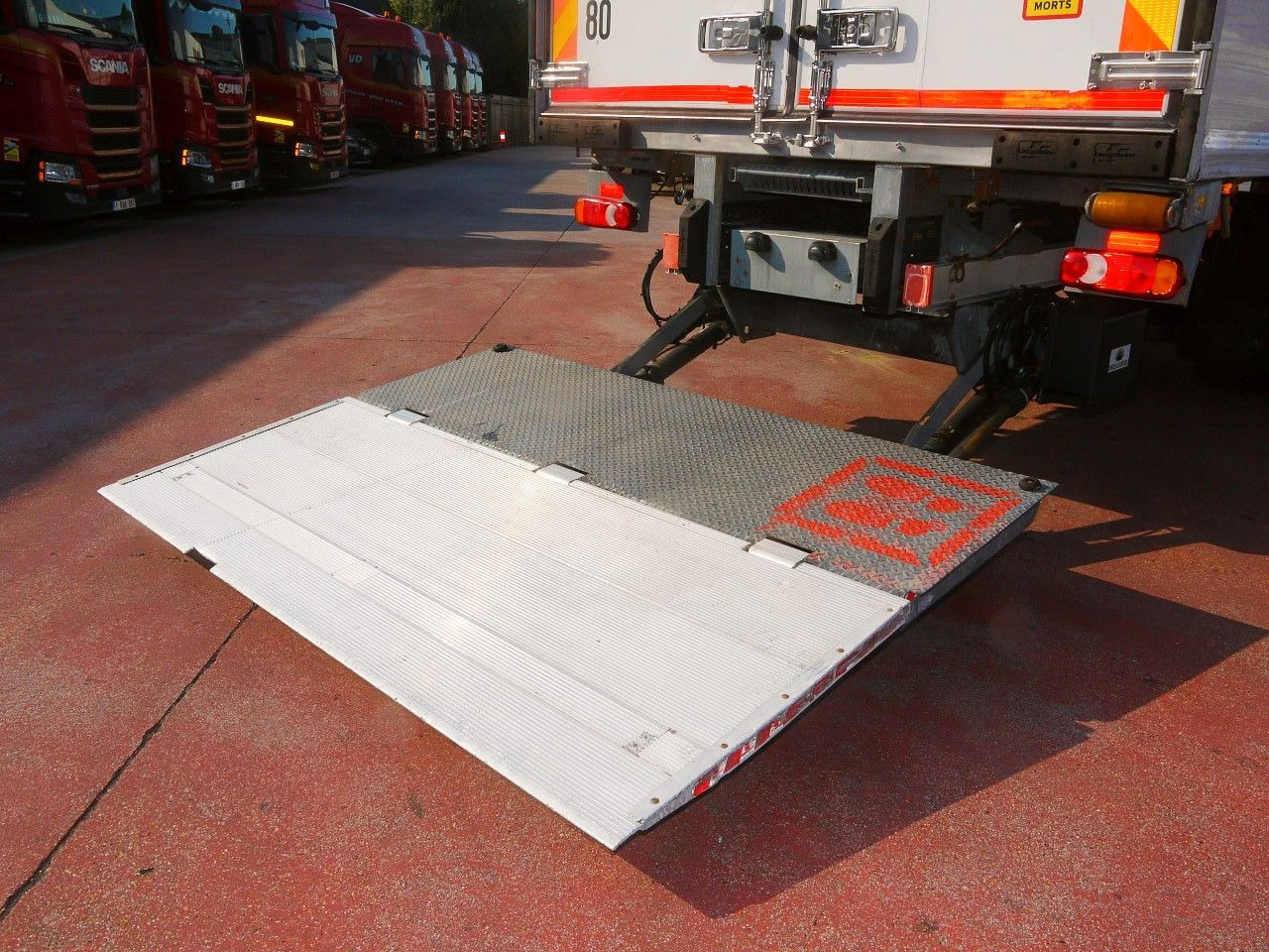 Chladírenský nákladní automobil Renault D19 280 KUHLKOFFER CARRIER SUPRA 1150 MT: obrázek 17 Chladírenský nákladní automobil Renault D19 280 KUHLKOFFER CARRIER SUPRA 1150 MT: obrázek 17