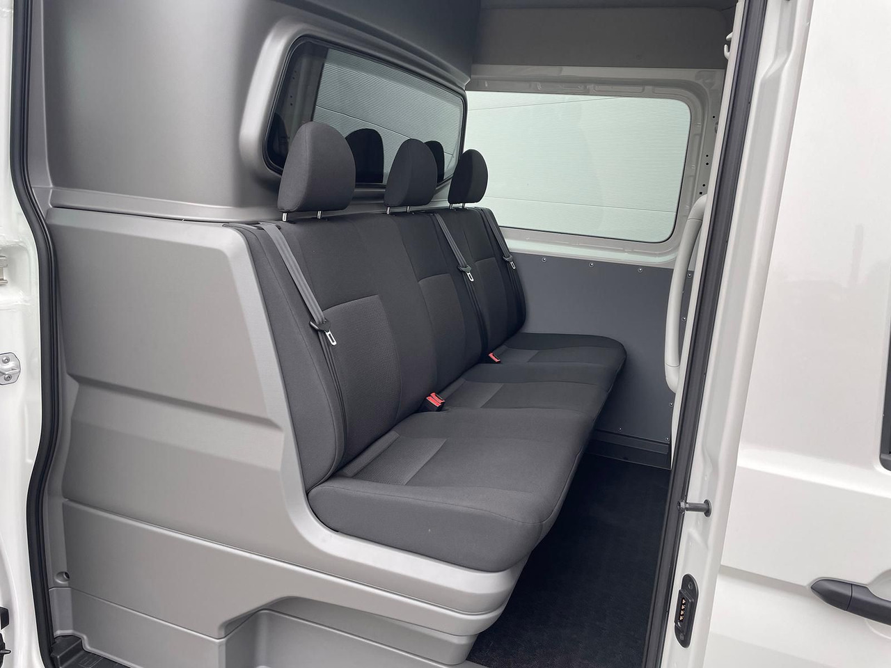 Volkswagen Crafter MIXTO 35 L3H3 Autom NAV SITZH ACC 5SITZE - Furgon, Dodávka s dvojitou kabinou: obrázek 3 Volkswagen Crafter MIXTO 35 L3H3 Autom NAV SITZH ACC 5SITZE - Furgon, Dodávka s dvojitou kabinou: obrázek 3