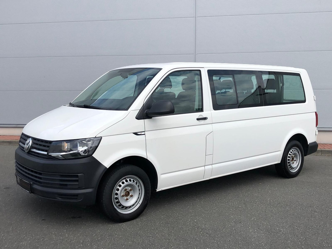 Volkswagen T6 Transporter 2.0 TDI Kombi lang 9-SITZE TEMP - Minibus, Mikrobus: obrázek 1 Volkswagen T6 Transporter 2.0 TDI Kombi lang 9-SITZE TEMP - Minibus, Mikrobus: obrázek 1