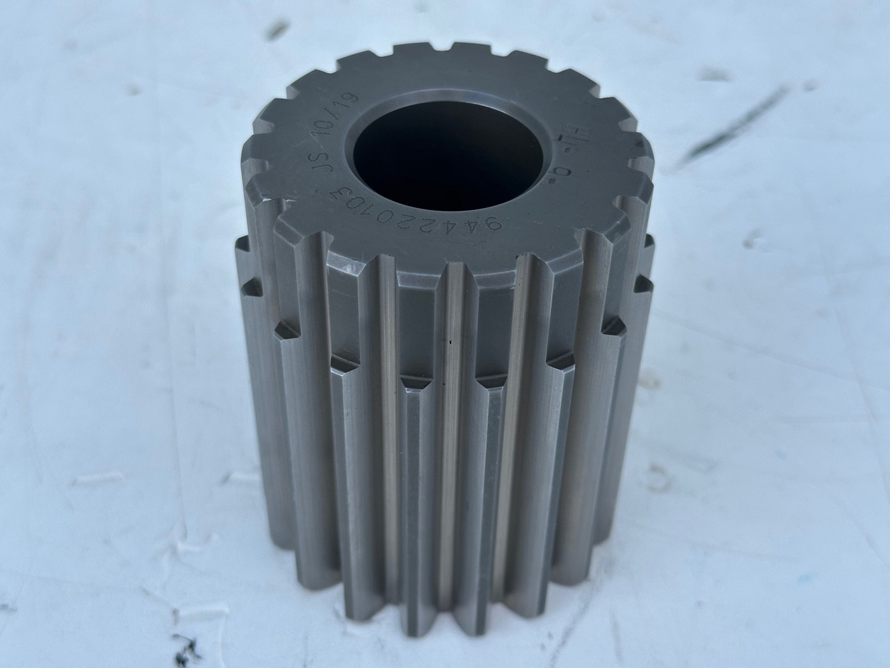 LIEBHERR Original Sonnenrad ID-Nr.944220103 – ID-Nr.9442201. A954B,A954C,LH80,E954,EP954,ER954,LOS954,P954,P964,R954,R964. #944220103.05.09# - Pohon otoče pro Rýpadlo: obrázek 1 LIEBHERR Original Sonnenrad ID-Nr.944220103 – ID-Nr.9442201. A954B,A954C,LH80,E954,EP954,ER954,LOS954,P954,P964,R954,R964. #944220103.05.09# - Pohon otoče pro Rýpadlo: obrázek 1