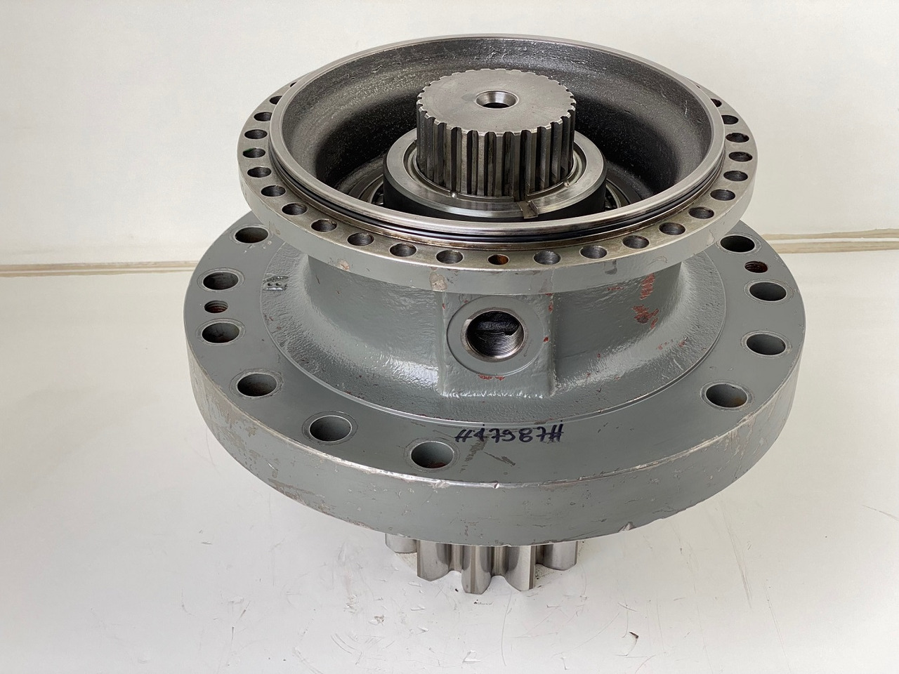 Liebherr Abtriebswellengehäuse ID-Nr.90013701 mit Abtriebswelle ID-Nr.90204999. SAT275/260 - SAT275/261 - SAT275/266 - SAT275/289. #047987# - Pohon otoče pro Rýpadlo: obrázek 3 Liebherr Abtriebswellengehäuse ID-Nr.90013701 mit Abtriebswelle ID-Nr.90204999. SAT275/260 - SAT275/261 - SAT275/266 - SAT275/289. #047987# - Pohon otoče pro Rýpadlo: obrázek 3