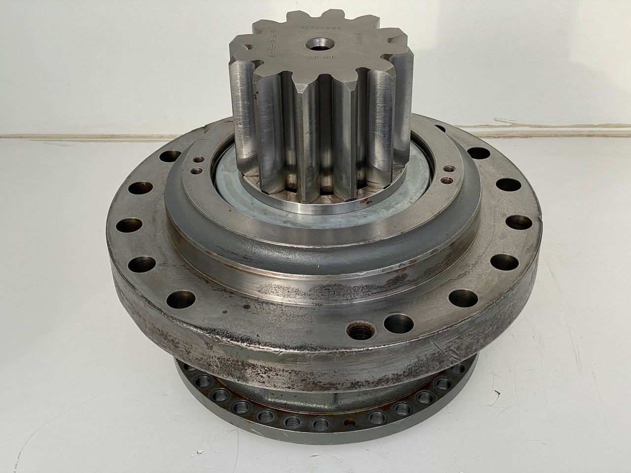 Převodovka pro Stavební technika Liebherr Abtriebswellengehäuse ID-Nr.90018934 mit Abtriebswelle ID-Nr.90204999. SAT275/260 - SAT275/261 - SAT275/266 - SAT275/289. #1788#1730#: obrázek 6 Převodovka pro Stavební technika Liebherr Abtriebswellengehäuse ID-Nr.90018934 mit Abtriebswelle ID-Nr.90204999. SAT275/260 - SAT275/261 - SAT275/266 - SAT275/289. #1788#1730#: obrázek 6