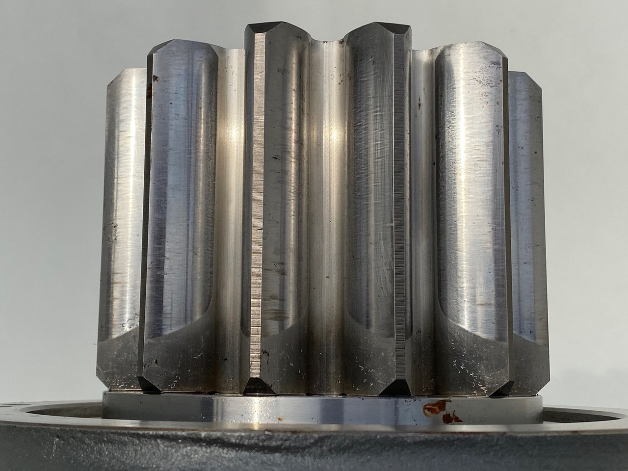 Převodovka pro Stavební technika Liebherr Abtriebswellengehäuse ID-Nr.90018934 mit Abtriebswelle ID-Nr.90204999. SAT275/260 - SAT275/261 - SAT275/266 - SAT275/289. #1788#1730#: obrázek 15 Převodovka pro Stavební technika Liebherr Abtriebswellengehäuse ID-Nr.90018934 mit Abtriebswelle ID-Nr.90204999. SAT275/260 - SAT275/261 - SAT275/266 - SAT275/289. #1788#1730#: obrázek 15