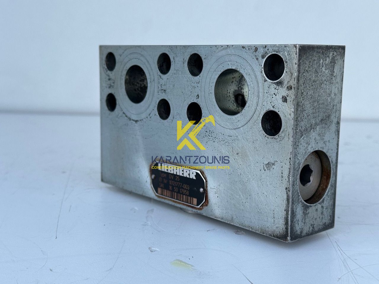 Liebherr Dämpfungsventil ID-Nr.10121777. P924 COMP, P926, R926, R916, R922, R924 COMP, R924, R926 COMP, R926, R930, R936, R946, R950 T, R960 T. #10121777.43199# - Pohon otoče pro Stavební technika: obrázek 1 Liebherr Dämpfungsventil ID-Nr.10121777. P924 COMP, P926, R926, R916, R922, R924 COMP, R924, R926 COMP, R926, R930, R936, R946, R950 T, R960 T. #10121777.43199# - Pohon otoče pro Stavební technika: obrázek 1