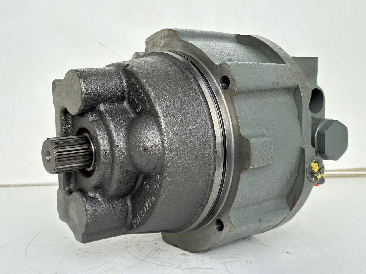 Liebherr Hydraulikeinbaumotor CMVE O 135. ID-Nr.10129570 - ID-Nr.11439804. FAT400P112 - FAT550P093. R930, R934, R936, R940, R944, R946, R950T. #10129570.21538# - Hydraulický motor pro Stavební technika: obrázek 1 Liebherr Hydraulikeinbaumotor CMVE O 135. ID-Nr.10129570 - ID-Nr.11439804. FAT400P112 - FAT550P093. R930, R934, R936, R940, R944, R946, R950T. #10129570.21538# - Hydraulický motor pro Stavební technika: obrázek 1