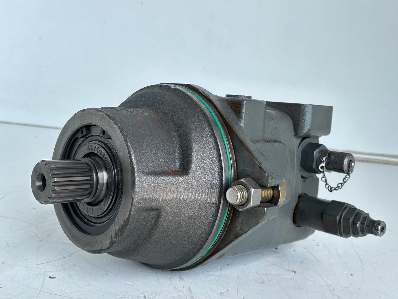 Liebherr Hydraulikeinbaumotor Typ:FMF058, ID-Nr.10122576 - ID-Nr.10145827 - ID-Nr.11371069. LOS1906, P924 COMP , R906, R906 PROTO, R916, R922, R924, R924 COMP, R926 COMP, R926 K LC. #39780# - Hydraulický motor pro Rýpadlo: obrázek 1 Liebherr Hydraulikeinbaumotor Typ:FMF058, ID-Nr.10122576 - ID-Nr.10145827 - ID-Nr.11371069. LOS1906, P924 COMP , R906, R906 PROTO, R916, R922, R924, R924 COMP, R926 COMP, R926 K LC. #39780# - Hydraulický motor pro Rýpadlo: obrázek 1