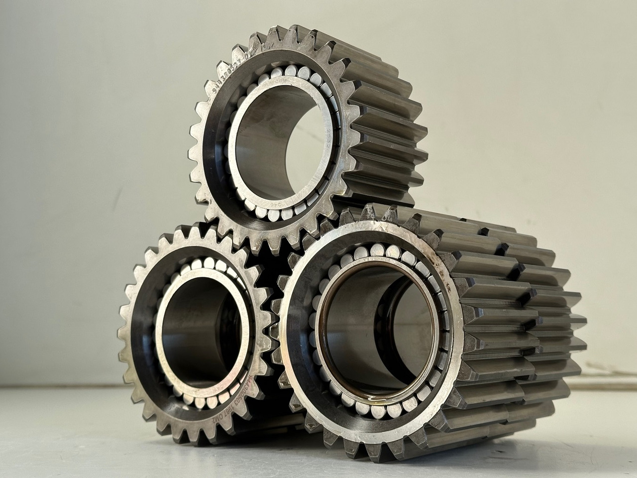 Liebherr Planetenrad ID-Nr.9443004 - ID-Nr.944300403. FAT400-FAT400/018-FAT400P018-FAT400P063-FAT400P073-FAT400P092. R934 IND,R906,R914,R916,R922,R924,R932,R934,R936,R942,R944. #944300503.18.12# - Koncový převod pro Pásové rýpadlo: obrázek 2 Liebherr Planetenrad ID-Nr.9443004 - ID-Nr.944300403. FAT400-FAT400/018-FAT400P018-FAT400P063-FAT400P073-FAT400P092. R934 IND,R906,R914,R916,R922,R924,R932,R934,R936,R942,R944. #944300503.18.12# - Koncový převod pro Pásové rýpadlo: obrázek 2