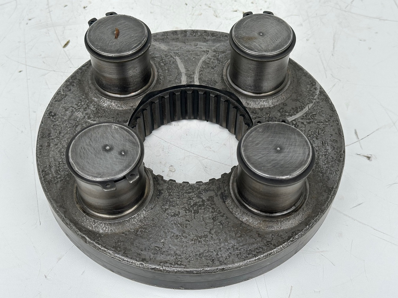 Liebherr Planetenträger ID-Nr.944306303 - ID-Nr.9443063. A924, A934, LH30, LH35, R906, R916, R922, R924, R926, R932, R934, R944. #944306303.E5.058# - Pohon otoče pro Stavební technika: obrázek 2 Liebherr Planetenträger ID-Nr.944306303 - ID-Nr.9443063. A924, A934, LH30, LH35, R906, R916, R922, R924, R926, R932, R934, R944. #944306303.E5.058# - Pohon otoče pro Stavební technika: obrázek 2