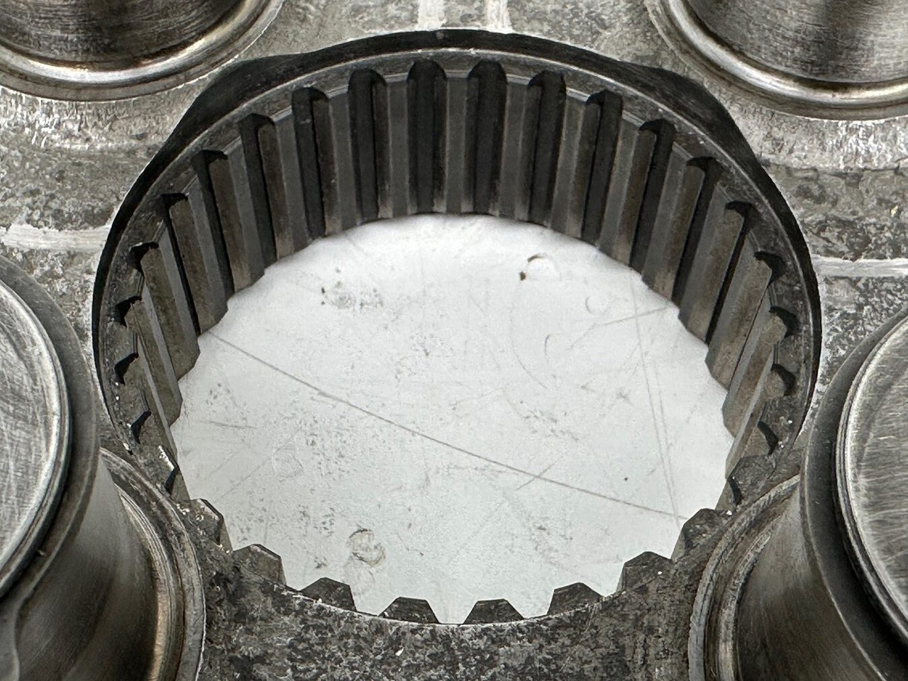 Liebherr Planetenträger ID-Nr.944306303 - ID-Nr.9443063. A924, A934, LH30, LH35, R906, R916, R922, R924, R926, R932, R934, R944. #944306303.E5.058# - Pohon otoče pro Stavební technika: obrázek 5 Liebherr Planetenträger ID-Nr.944306303 - ID-Nr.9443063. A924, A934, LH30, LH35, R906, R916, R922, R924, R926, R932, R934, R944. #944306303.E5.058# - Pohon otoče pro Stavební technika: obrázek 5