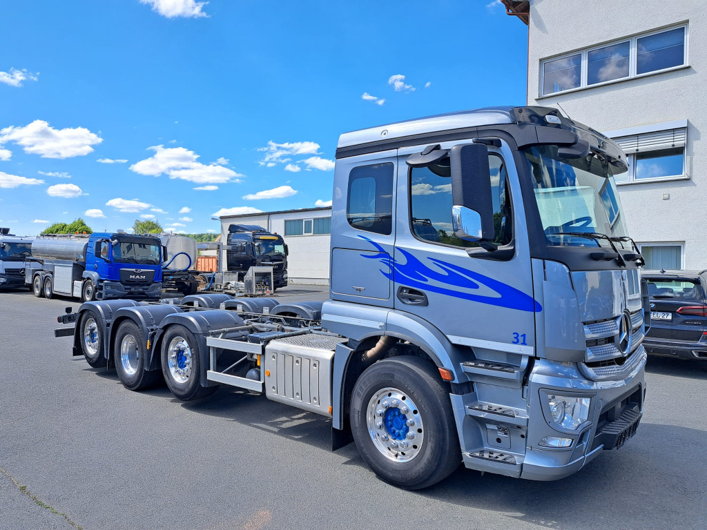 Mercedes Benz Actros 3243 8x2 1,2 & 4 Lenkachse, 2 & 4 Liftbar(Nr. 6051) - Podvozek s kabinou: obrázek 2 Mercedes Benz Actros 3243 8x2 1,2 & 4 Lenkachse, 2 & 4 Liftbar(Nr. 6051) - Podvozek s kabinou: obrázek 2