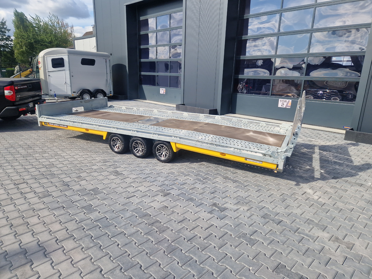 BJT T Transporter 231 550x224cm yellow ankippbar Heckrampe Tridem Alufelgen 10" 3500kg - Přívěs na přepravu automobilů: obrázek 2 BJT T Transporter 231 550x224cm yellow ankippbar Heckrampe Tridem Alufelgen 10" 3500kg - Přívěs na přepravu automobilů: obrázek 2