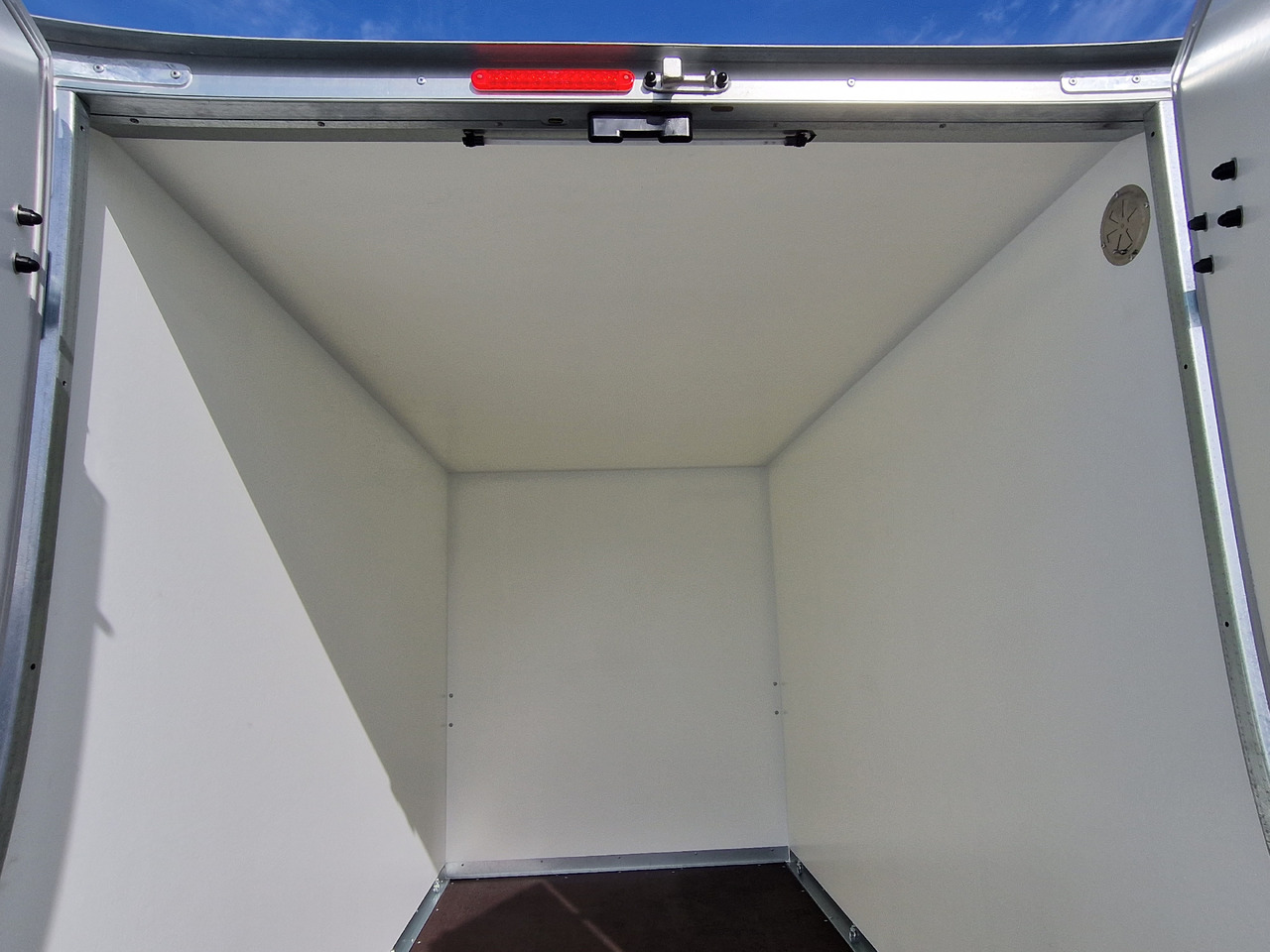 Brenderup Cargo Dynamic CD300 BD 300x155x185cm Hecktüren Wabenwände (M) 1300kg - Skříňový přívěs: obrázek 5 Brenderup Cargo Dynamic CD300 BD 300x155x185cm Hecktüren Wabenwände (M) 1300kg - Skříňový přívěs: obrázek 5