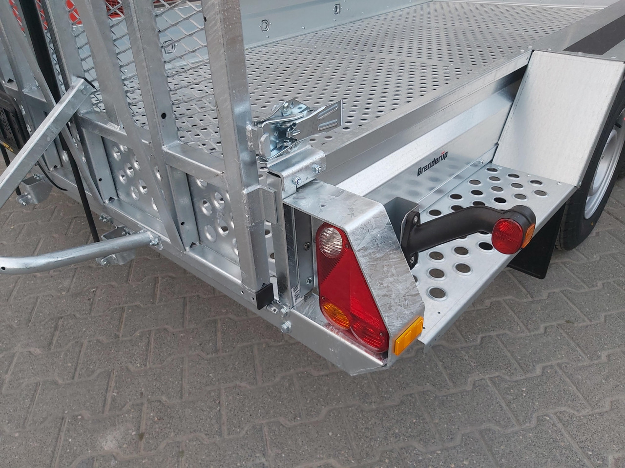 Brenderup MT 3651 MT3600 STB3500s 360x179x27cm Auffahrklappe Lochboden Stahl Reserverad 3500kg - Přepravník stavebních strojů: obrázek 5 Brenderup MT 3651 MT3600 STB3500s 360x179x27cm Auffahrklappe Lochboden Stahl Reserverad 3500kg - Přepravník stavebních strojů: obrázek 5
