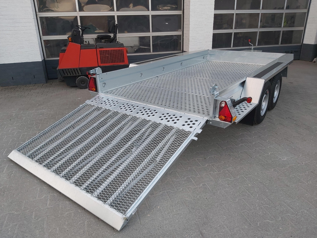 Brenderup MT 3651 MT3600 STB3500s 360x179x27cm Auffahrklappe Lochboden Stahl Reserverad 3500kg - Přepravník stavebních strojů: obrázek 3 Brenderup MT 3651 MT3600 STB3500s 360x179x27cm Auffahrklappe Lochboden Stahl Reserverad 3500kg - Přepravník stavebních strojů: obrázek 3