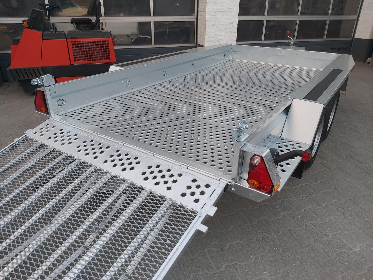 Brenderup MT 3651 MT3600 STB3500s 360x179x27cm Auffahrklappe Lochboden Stahl Reserverad 3500kg - Přepravník stavebních strojů: obrázek 2 Brenderup MT 3651 MT3600 STB3500s 360x179x27cm Auffahrklappe Lochboden Stahl Reserverad 3500kg - Přepravník stavebních strojů: obrázek 2