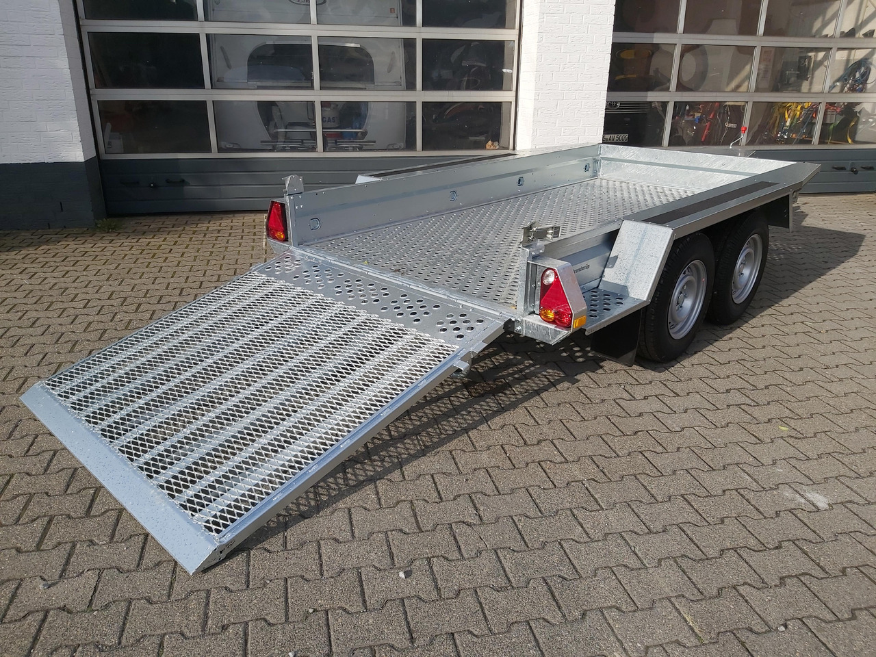 Brenderup Maschinentransporter MT 3080 STF 308x152x25cm Stahllochboden 3000kg - Přepravník stavebních strojů: obrázek 1 Brenderup Maschinentransporter MT 3080 STF 308x152x25cm Stahllochboden 3000kg - Přepravník stavebních strojů: obrázek 1