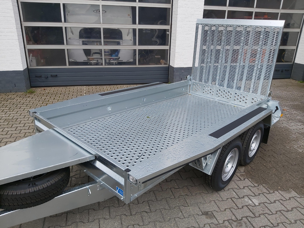 Brenderup Maschinentransporter MT 3080 STF 308x152x25cm Stahllochboden 3000kg - Přepravník stavebních strojů: obrázek 4 Brenderup Maschinentransporter MT 3080 STF 308x152x25cm Stahllochboden 3000kg - Přepravník stavebních strojů: obrázek 4