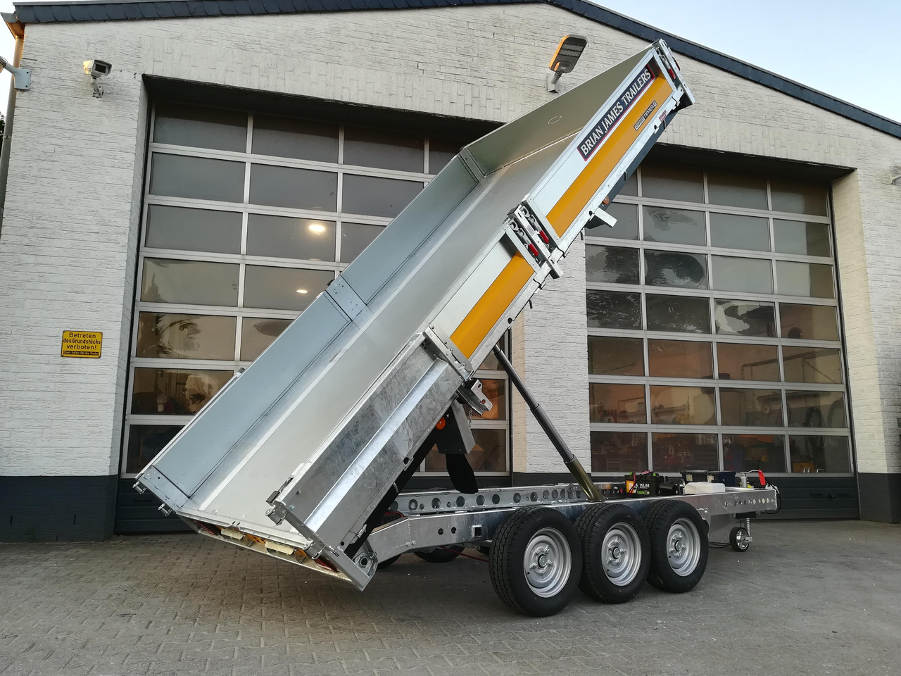 Brian James Trailer CarGO Tipper 2 elektrisch 360x195x30cm Stahlbordwände Pendel 12" Tridem 3,5t on - Sklápěcí přívěs: obrázek 1 Brian James Trailer CarGO Tipper 2 elektrisch 360x195x30cm Stahlbordwände Pendel 12" Tridem 3,5t on - Sklápěcí přívěs: obrázek 1