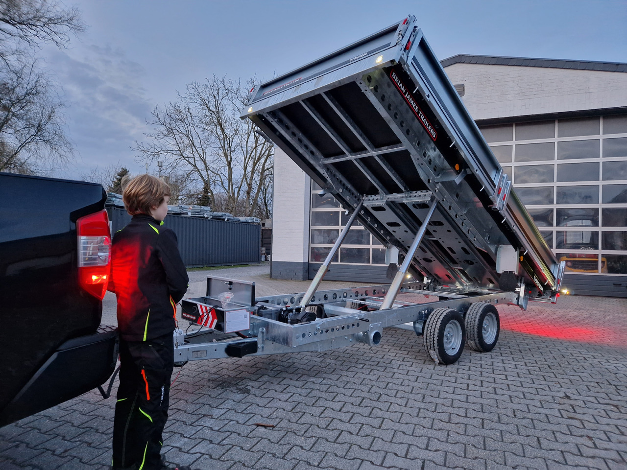 Brian James Trailer CarGO Tipper 400x200x30cm elektro Pendelklappe blackline LED 3500kg Tandem - Sklápěcí přívěs: obrázek 1 Brian James Trailer CarGO Tipper 400x200x30cm elektro Pendelklappe blackline LED 3500kg Tandem - Sklápěcí přívěs: obrázek 1
