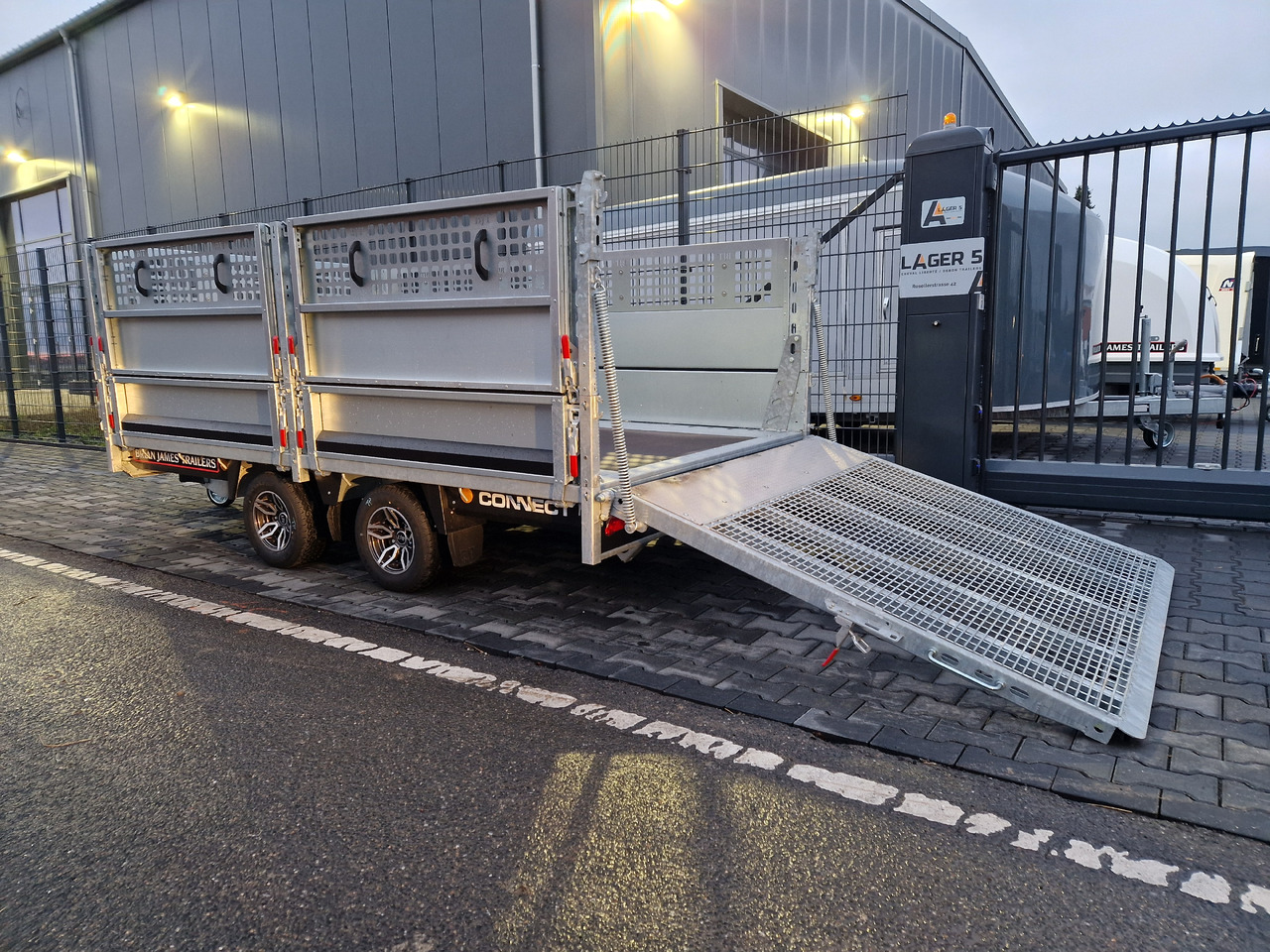 Brian James Trailer Connect 310x188cm black Premium Greenkeeper Alufelgen Tandem 10" 3000kg - Přívěs plato/ Valník: obrázek 1 Brian James Trailer Connect 310x188cm black Premium Greenkeeper Alufelgen Tandem 10" 3000kg - Přívěs plato/ Valník: obrázek 1