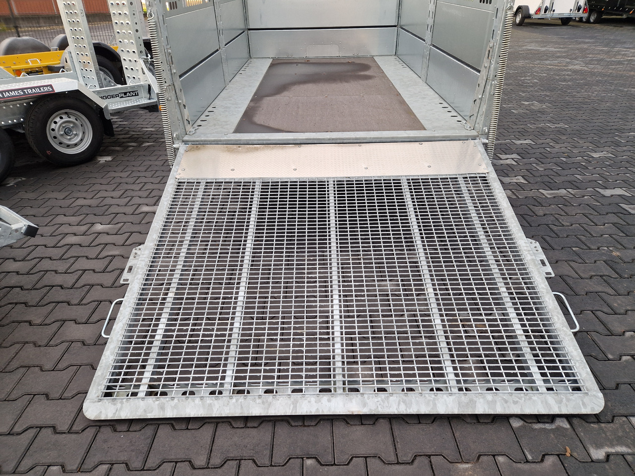 Brian James Trailer Connect 310x188cm black Premium Greenkeeper Alufelgen Tandem 10" 3000kg - Přívěs plato/ Valník: obrázek 4 Brian James Trailer Connect 310x188cm black Premium Greenkeeper Alufelgen Tandem 10" 3000kg - Přívěs plato/ Valník: obrázek 4