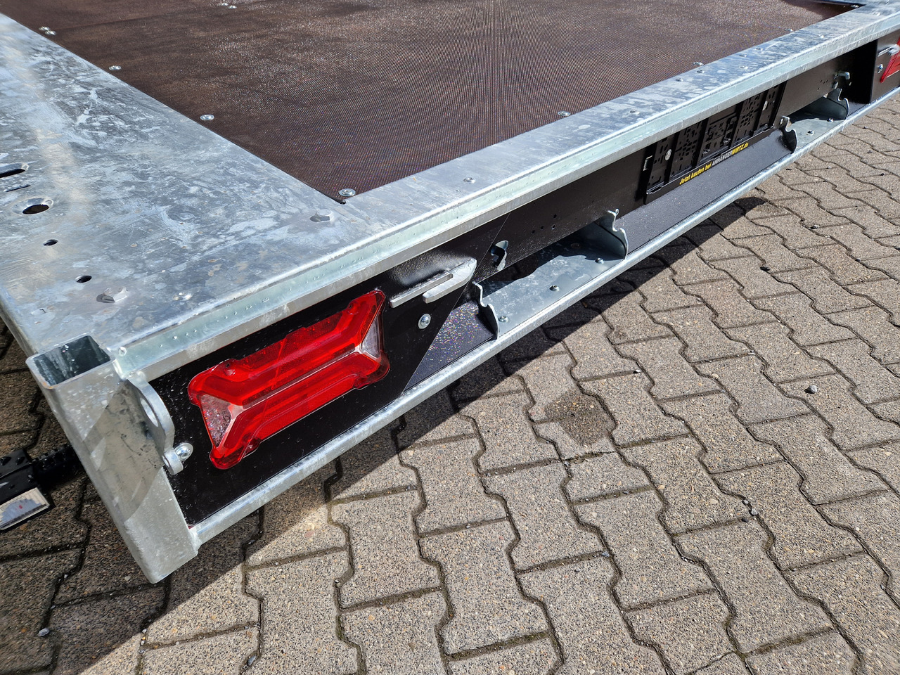 Brian James Trailer Connect 600x243cm plattform blackline Tridem 12" 3500kg - Přívěs plato/ Valník: obrázek 5 Brian James Trailer Connect 600x243cm plattform blackline Tridem 12" 3500kg - Přívěs plato/ Valník: obrázek 5