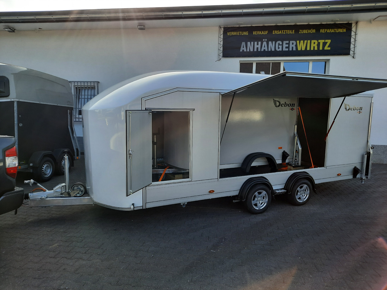 Cargo Roadster 2000 550x220x204cm Poly white Car Edition 3500kg Pullman Vollausstattung - Přepravník motocyklů: obrázek 1 Cargo Roadster 2000 550x220x204cm Poly white Car Edition 3500kg Pullman Vollausstattung - Přepravník motocyklů: obrázek 1