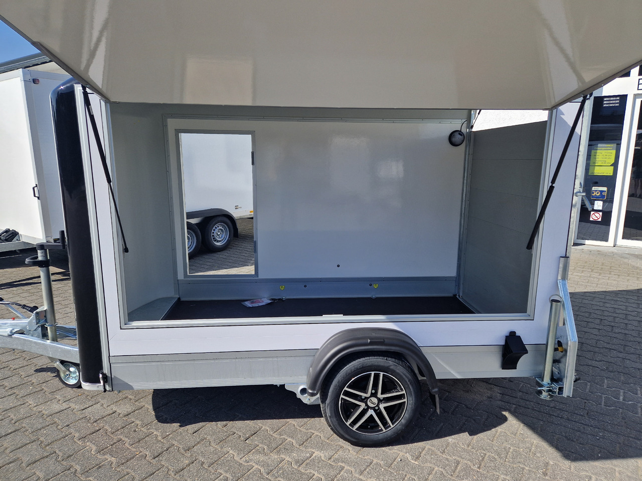 Cargo Roadster 300 300x150x184cm Sandwich weiß Poly black Seitenklappe &Tür Alufelgen 1300kg Pullman - Prodejní přívěs: obrázek 2 Cargo Roadster 300 300x150x184cm Sandwich weiß Poly black Seitenklappe &Tür Alufelgen 1300kg Pullman - Prodejní přívěs: obrázek 2