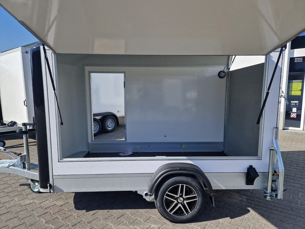 Cargo Roadster 300 300x150x184cm Sandwich weiß Poly black Seitenklappe &Tür Alufelgen 1300kg Pullman - Prodejní přívěs: obrázek 3 Cargo Roadster 300 300x150x184cm Sandwich weiß Poly black Seitenklappe &Tür Alufelgen 1300kg Pullman - Prodejní přívěs: obrázek 3