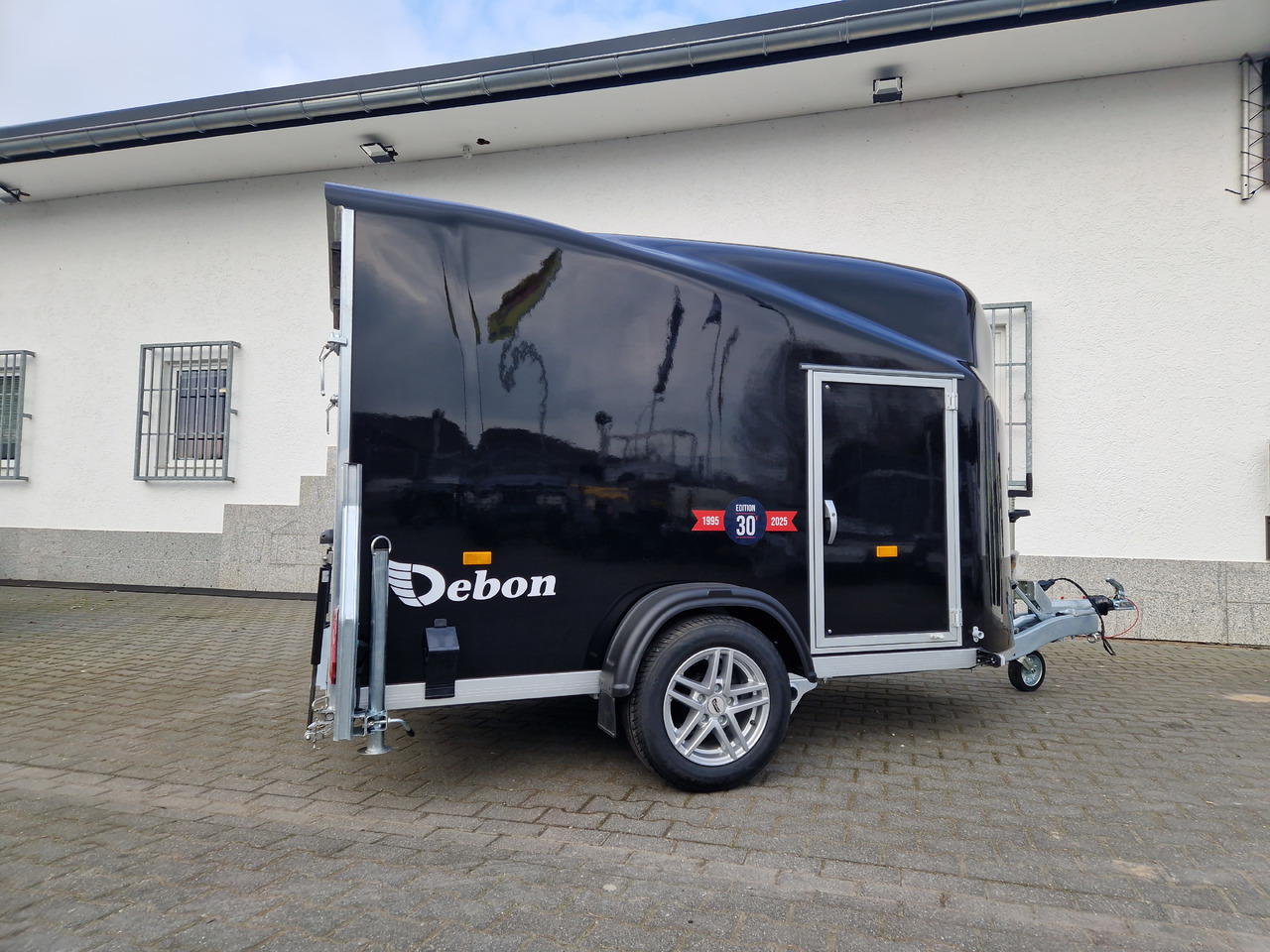 Debon Cargo 1300 300x152x168cm black Seitentür Alufelgen silver Pullman II 100km/H 1300kg Modell 25 - Přívěsný vozík: obrázek 4 Debon Cargo 1300 300x152x168cm black Seitentür Alufelgen silver Pullman II 100km/H 1300kg Modell 25 - Přívěsný vozík: obrázek 4