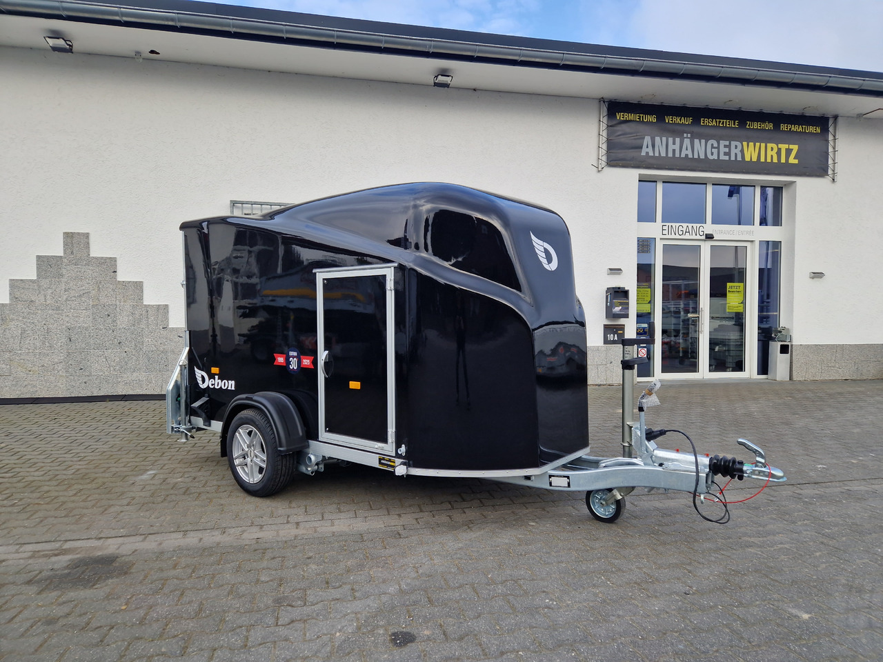 Debon Cargo 1300 300x152x168cm black Seitentür Alufelgen silver Pullman II 100km/H 1300kg Modell 25 - Přívěsný vozík: obrázek 1 Debon Cargo 1300 300x152x168cm black Seitentür Alufelgen silver Pullman II 100km/H 1300kg Modell 25 - Přívěsný vozík: obrázek 1
