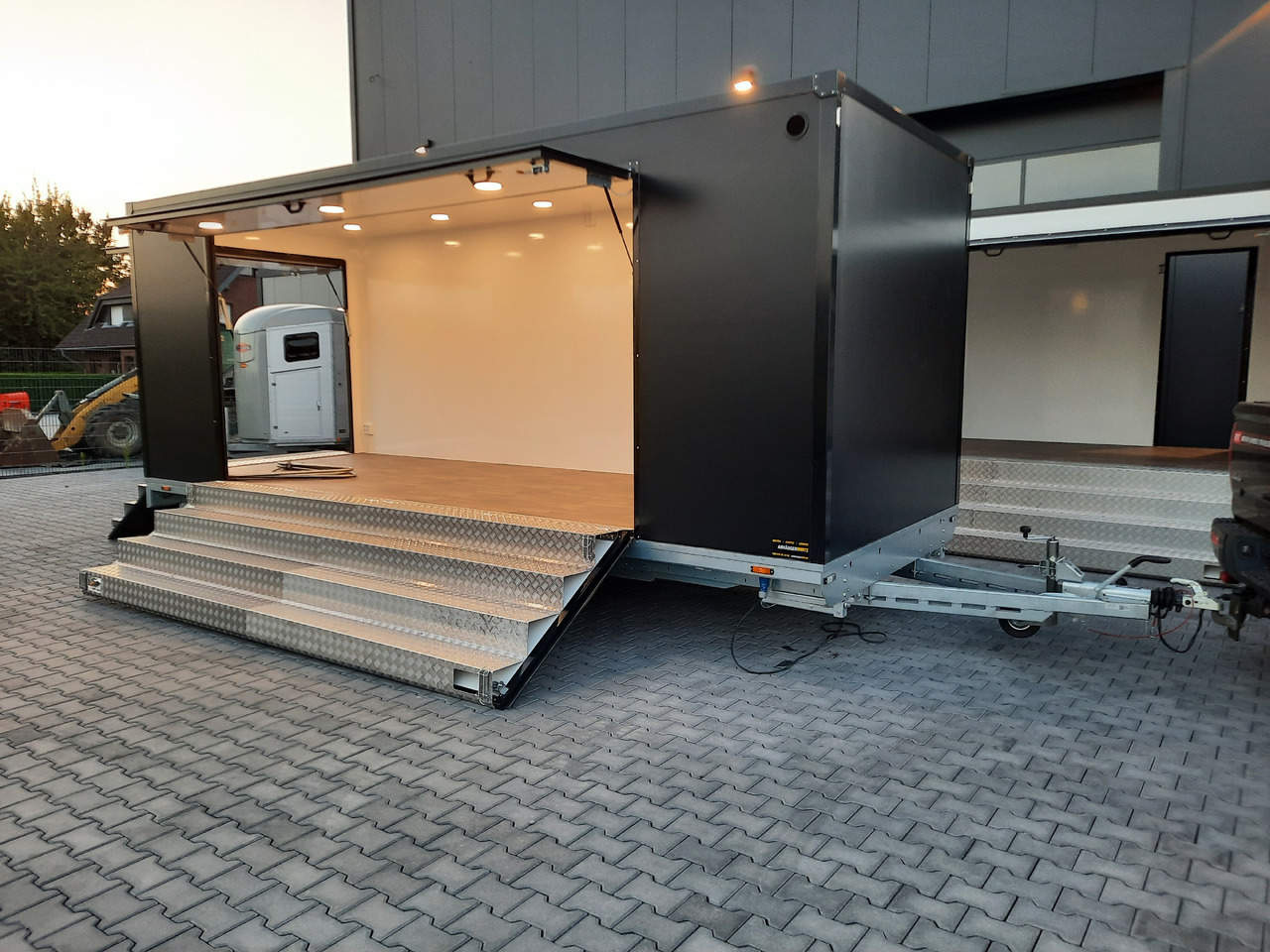 Event Trailer Bühne Schowroom 610x220x220cm black Tür 2 fach Treppenzugang 13" 2700kg - Prodejní přívěs: obrázek 2 Event Trailer Bühne Schowroom 610x220x220cm black Tür 2 fach Treppenzugang 13" 2700kg - Prodejní přívěs: obrázek 2