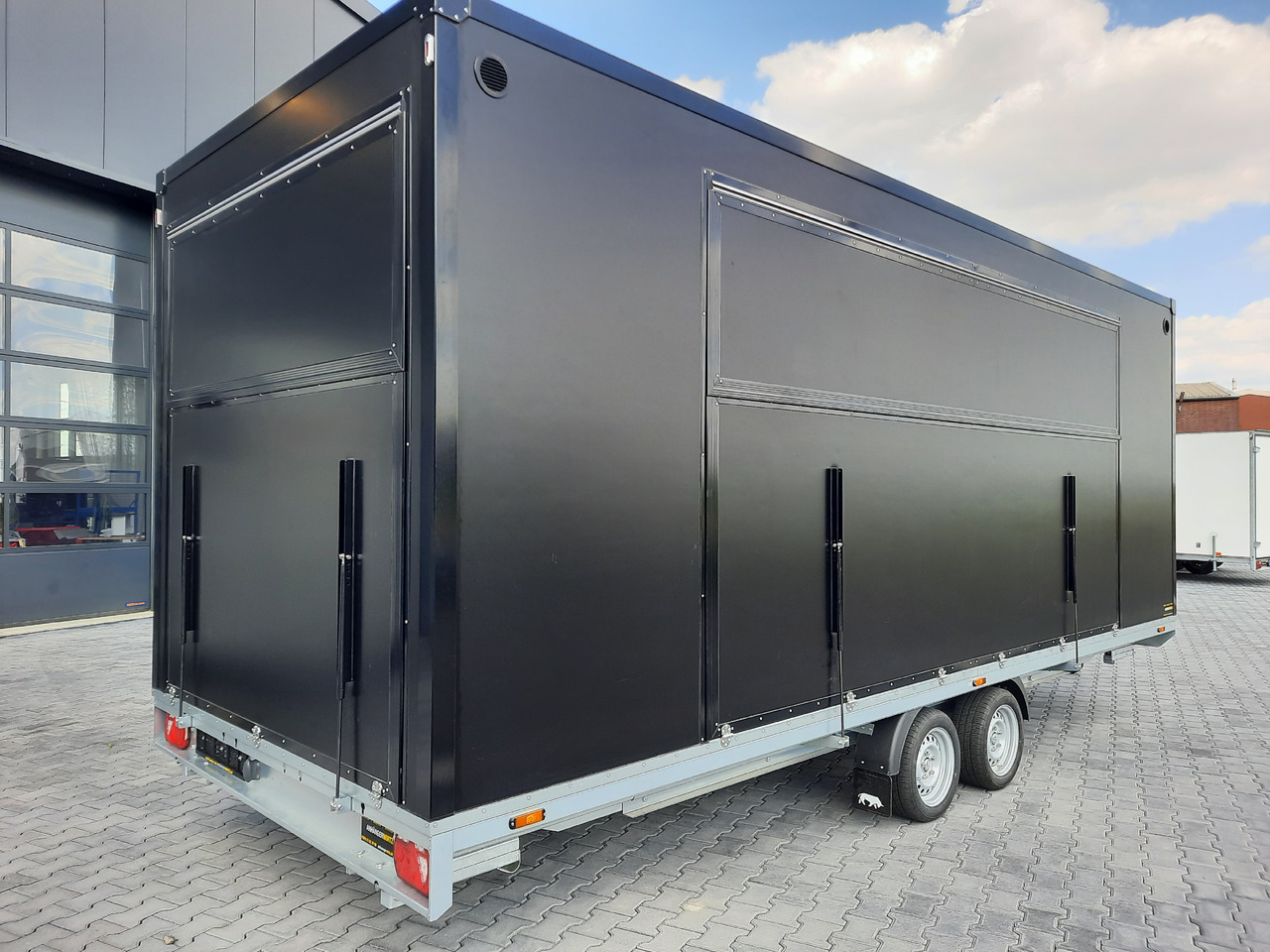 Event Trailer Bühne Schowroom 610x220x220cm black Tür 2 fach Treppenzugang 13" 2700kg - Prodejní přívěs: obrázek 4 Event Trailer Bühne Schowroom 610x220x220cm black Tür 2 fach Treppenzugang 13" 2700kg - Prodejní přívěs: obrázek 4