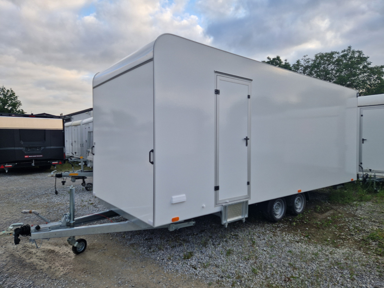 Event Trailer Koffer TWSP M 600T.01 600x220x217cm Seitenklappe Treppe Tür 230V Licht IL 2700kg 100 - Prodejní přívěs: obrázek 2 Event Trailer Koffer TWSP M 600T.01 600x220x217cm Seitenklappe Treppe Tür 230V Licht IL 2700kg 100 - Prodejní přívěs: obrázek 2