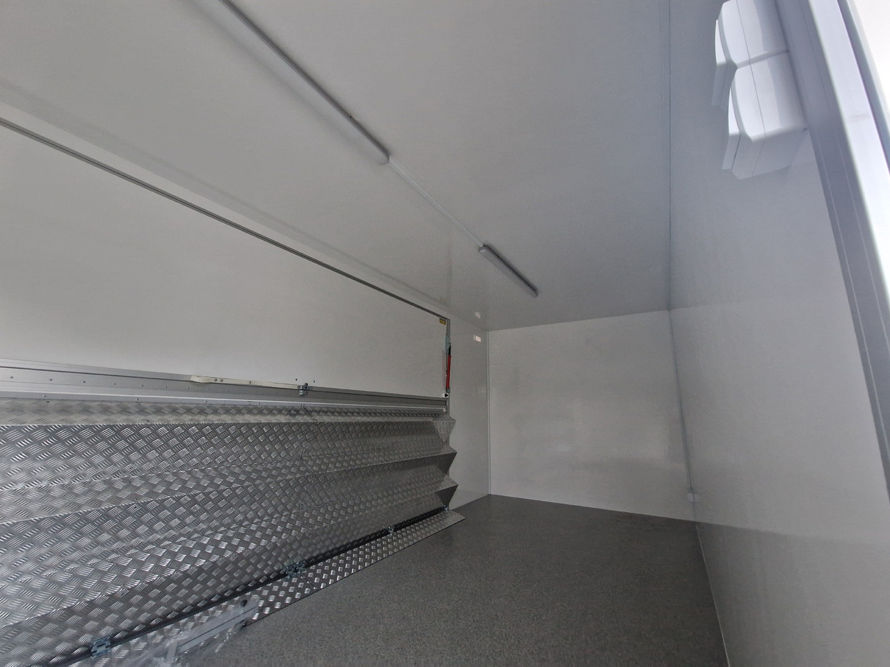 Event Trailer Koffer TWSP M 600T.01 600x220x217cm Seitenklappe Treppe Tür 230V Licht IL 2700kg 100 - Prodejní přívěs: obrázek 4 Event Trailer Koffer TWSP M 600T.01 600x220x217cm Seitenklappe Treppe Tür 230V Licht IL 2700kg 100 - Prodejní přívěs: obrázek 4