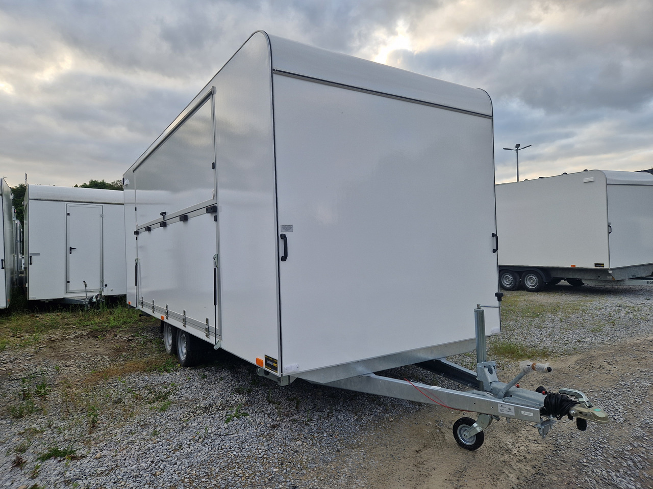 Event Trailer Koffer TWSP M 600T.01 600x220x217cm Seitenklappe Treppe Tür 230V Licht IL 2700kg 100 - Prodejní přívěs: obrázek 1 Event Trailer Koffer TWSP M 600T.01 600x220x217cm Seitenklappe Treppe Tür 230V Licht IL 2700kg 100 - Prodejní přívěs: obrázek 1