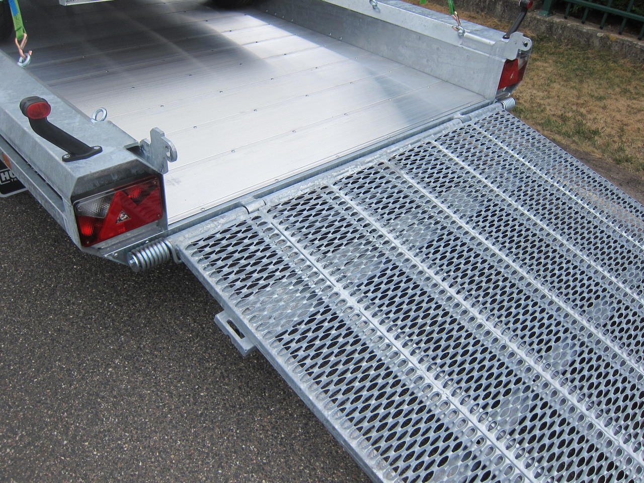HULCO TERRAX Aluboden 394x180x27cm Heckrampe 150cm Tridem (XL) 3500kg - Přepravník stavebních strojů: obrázek 2 HULCO TERRAX Aluboden 394x180x27cm Heckrampe 150cm Tridem (XL) 3500kg - Přepravník stavebních strojů: obrázek 2